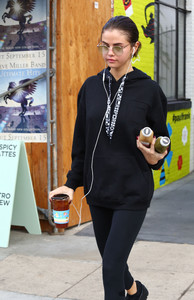 selena-gomez-at-alfred-coffee-in-la-11317-10.jpg