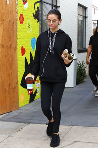 selena-gomez-at-alfred-coffee-in-la-11317-15.jpg