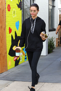 selena-gomez-at-alfred-coffee-in-la-11317-16.jpg