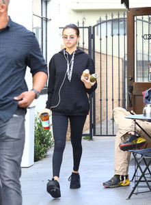 selena-gomez-at-alfred-coffee-in-la-11317-19.jpg