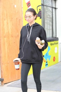 selena-gomez-at-alfred-coffee-in-la-11317-25.jpg