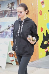 selena-gomez-at-alfred-coffee-in-la-11317-28.jpg