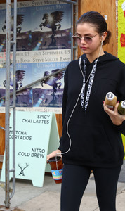 selena-gomez-at-alfred-coffee-in-la-11317-8.jpg