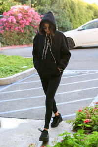 selena-gomez-at-hot-pilates-class-in-west-hollywood-11317-1.jpg