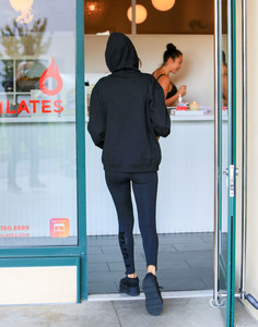 selena-gomez-at-hot-pilates-class-in-west-hollywood-11317-10.jpg