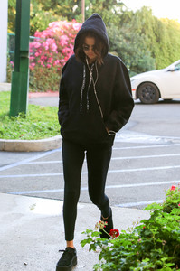 selena-gomez-at-hot-pilates-class-in-west-hollywood-11317-2.jpg