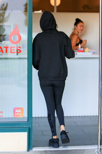 selena-gomez-at-hot-pilates-class-in-west-hollywood-11317-9.jpg