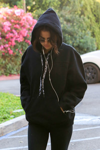 selena-gomez-at-hot-pilates-class-in-west-hollywood-11317.jpg
