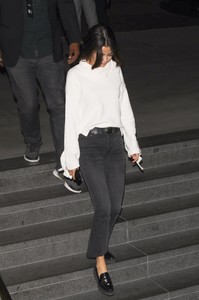 selena-gomez-leaving-mortons-steakhouse-in-la-11317-12.jpg