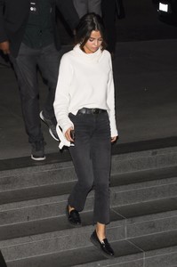 selena-gomez-leaving-mortons-steakhouse-in-la-11317-2.jpg