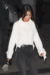 selena-gomez-leaving-mortons-steakhouse-in-la-11317.jpg