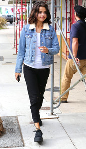 selena-gomez-out-for-lunch-in-la-11217-11.jpg