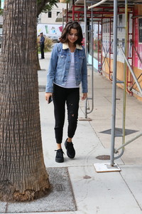 selena-gomez-out-for-lunch-in-la-11217-12.jpg