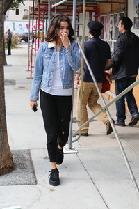 selena-gomez-out-for-lunch-in-la-11217-16.jpg