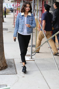 selena-gomez-out-for-lunch-in-la-11217-17.jpg