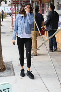 selena-gomez-out-for-lunch-in-la-11217-19.jpg