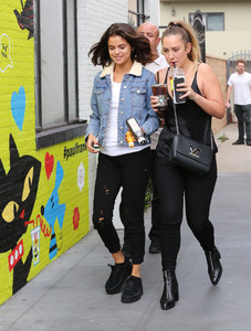 selena-gomez-out-for-lunch-in-la-11217-33.jpg