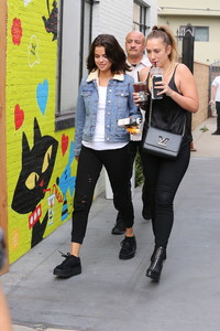 selena-gomez-out-for-lunch-in-la-11217-38.jpg