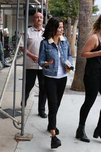 selena-gomez-out-for-lunch-in-la-11217-39.jpg