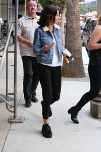 selena-gomez-out-for-lunch-in-la-11217-40.jpg