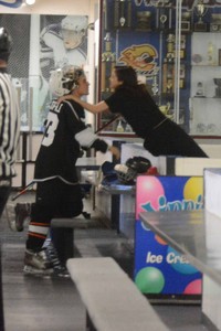 selena-gomez-watch-justin-bieber-play-ice-hockey-in-la-11-15-2017-10.jpg