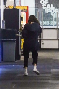 selena-gomez-watch-justin-bieber-play-ice-hockey-in-la-11-15-2017-4.jpg