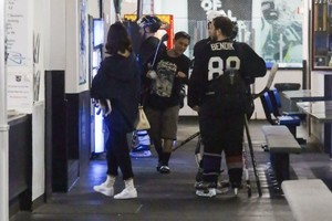 selena-gomez-watch-justin-bieber-play-ice-hockey-in-la-11-15-2017-7.jpg