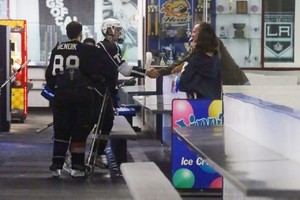 selena-gomez-watch-justin-bieber-play-ice-hockey-in-la-11-15-2017-9.jpg