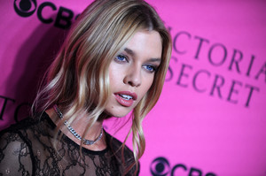 stellamaxwell_victoriassecretfashionshowviewingparty2017-62.jpg