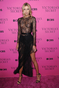 stellamaxwell_victoriassecretfashionshowviewingparty2017-74.jpg