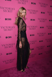 stellamaxwell_victoriassecretfashionshowviewingparty2017-79.jpg