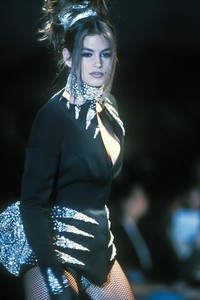 thierry-mugler-fw-1990-12.thumb.jpeg.5f1d5b8539d5f23550d69a1c0b3c6b73.jpeg