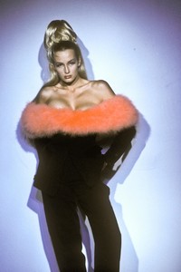 thierry-mugler-fw-1991-32.thumb.jpeg.0de613f42b790c169b50742d759934d3.jpeg
