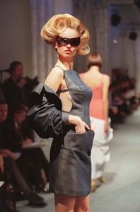 thierry-mugler-hc-ss-1998.jpg.4bb5e4c867071846a5e073c7bbd015c9.thumb.jpg.1c97bdc37477503df14a41caa254d354.jpg