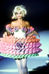thierry-mugler-ss-1991-22.thumb.jpeg.075d594306a24ae1e70cc95f11327f21.jpeg