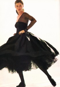 us_vogue_dec_1988_21.thumb.jpg.4ab9065b3577e375c5c004e6f1255516.jpg