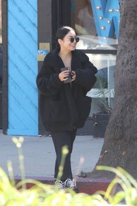 vanessa-hudgens-out-in-studio-city-11-05-2017-3.jpg