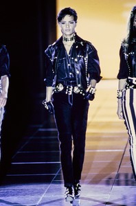 versace-fw-1992-35.thumb.jpg.bbd339b699a226b527e195839d0d69c5.jpg