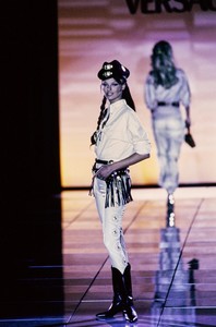 versace-fw-1992-37.thumb.jpg.e7080c215e99f2b70d196a63e9ce7a34.jpg