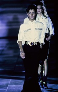 versace-fw-1992-44.thumb.jpg.551175a3e148d79803b84c928de6085c.jpg