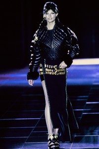 versace-fw-1992-45.thumb.jpg.58bc3ed39e5bd68dab3e767e706d865b.jpg