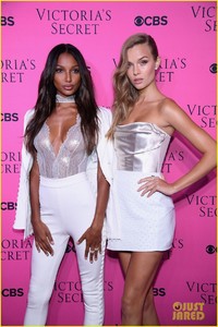 victorias-secret-angels-gather-for-fashion-show-viewing-party-in-nyc-02.jpg