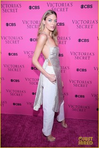 victorias-secret-angels-gather-for-fashion-show-viewing-party-in-nyc-05.jpg