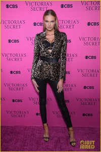 victorias-secret-angels-gather-for-fashion-show-viewing-party-in-nyc-08.jpg