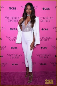 victorias-secret-angels-gather-for-fashion-show-viewing-party-in-nyc-11.jpg