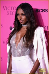 victorias-secret-angels-gather-for-fashion-show-viewing-party-in-nyc-12.jpg