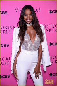 victorias-secret-angels-gather-for-fashion-show-viewing-party-in-nyc-16.jpg