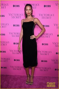 victorias-secret-angels-gather-for-fashion-show-viewing-party-in-nyc-30.jpg