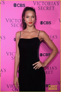 victorias-secret-angels-gather-for-fashion-show-viewing-party-in-nyc-31.jpg