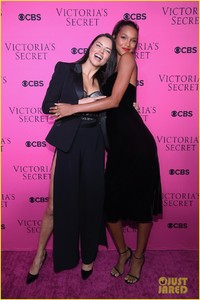 victorias-secret-angels-gather-for-fashion-show-viewing-party-in-nyc-33.jpg
